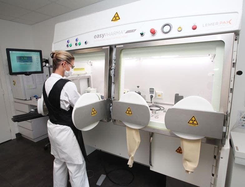Préparation des médicaments radiopharmaceutiques sous enceinte blindée
