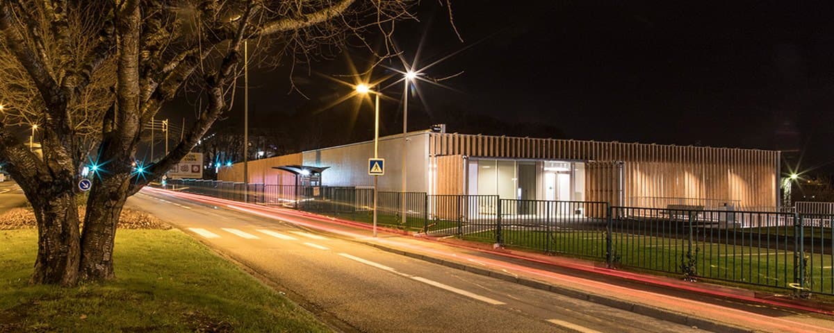Le Centre Georges Charpak à Quimper, de nuit